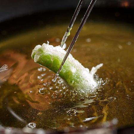 โรงแรมเดอะ เซเลสไทน์ เกียวโต กีอง ภายนอก รูปภาพ A spring roll being dipped in hot oil