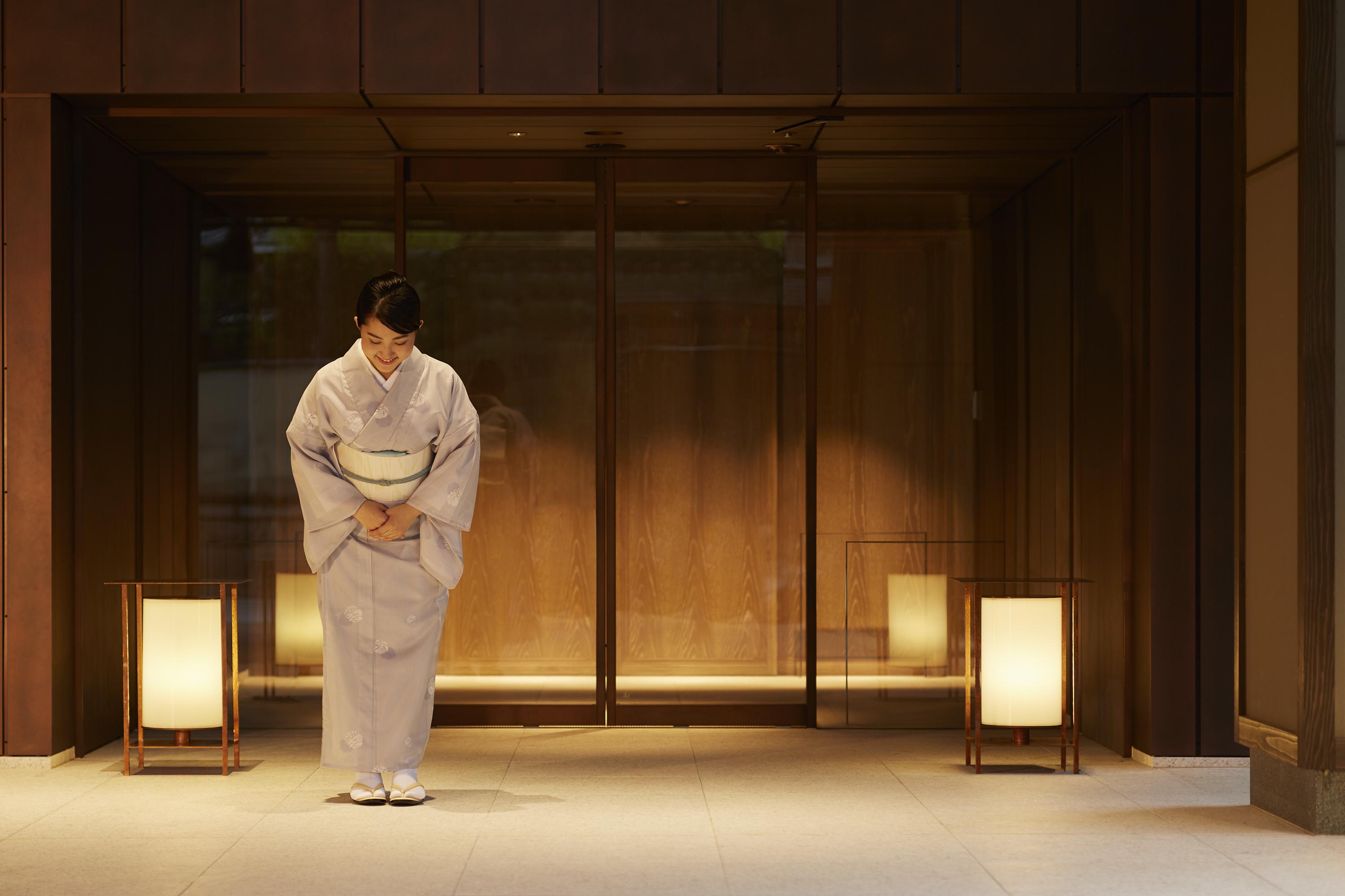 โรงแรมเดอะ เซเลสไทน์ เกียวโต กีอง ภายนอก รูปภาพ A Japanese hotel employee bowing