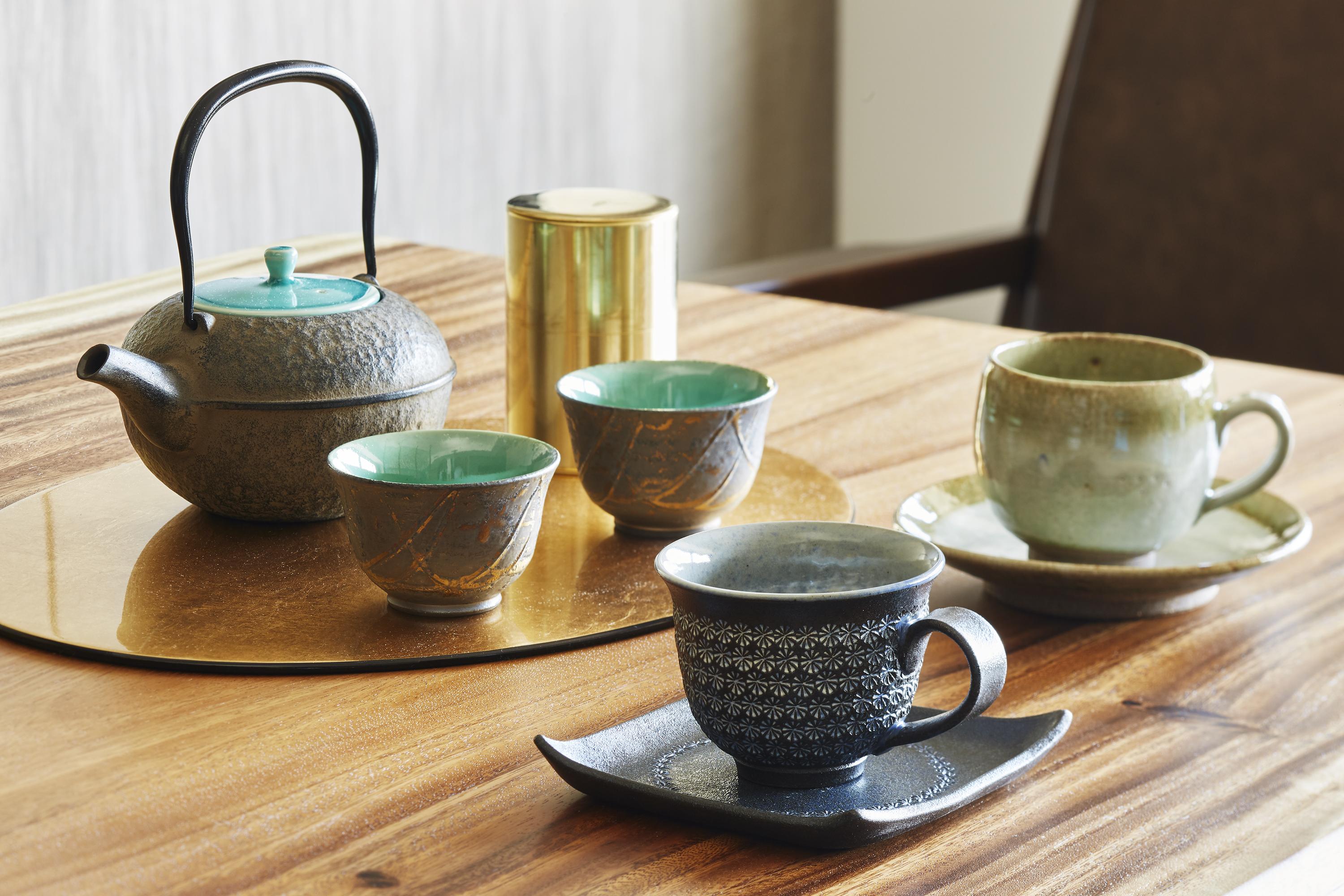 โรงแรมเดอะ เซเลสไทน์ เกียวโต กีอง ภายนอก รูปภาพ A selection of Japanese teaware