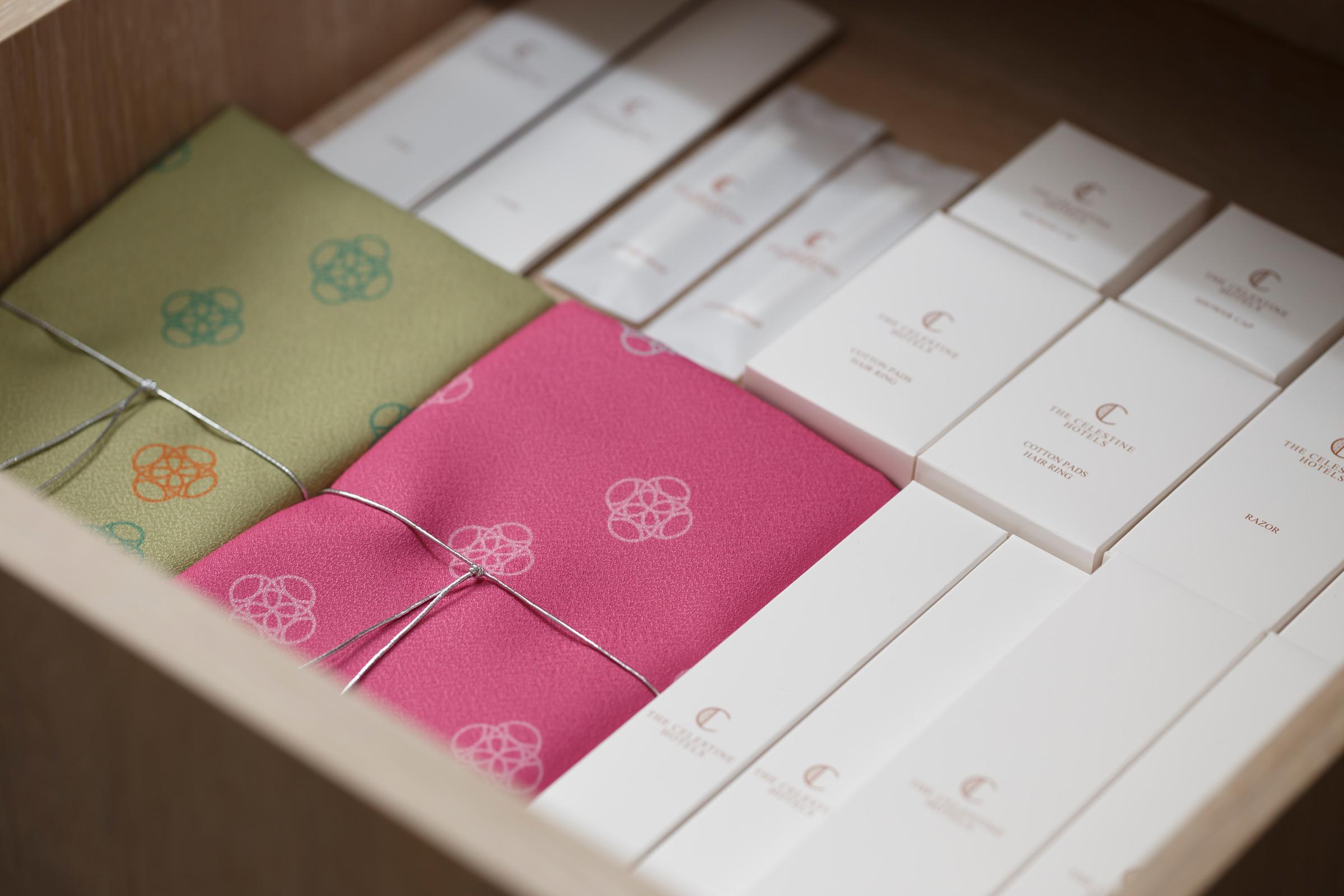 โรงแรมเดอะ เซเลสไทน์ เกียวโต กีอง ภายนอก รูปภาพ A drawer of the hotel's amenities
