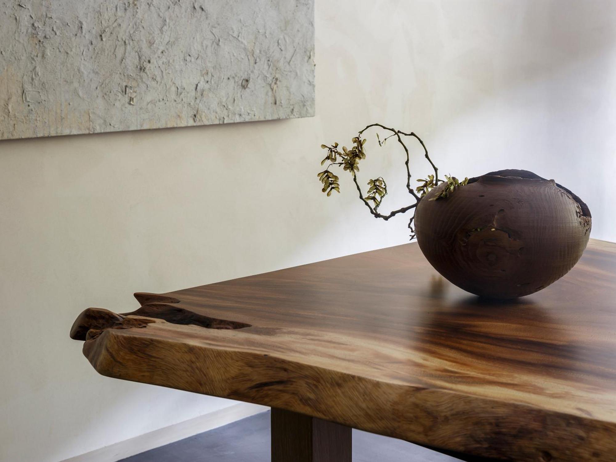 โรงแรมเดอะ เซเลสไทน์ เกียวโต กีอง ภายนอก รูปภาพ A table made from a slab of wood