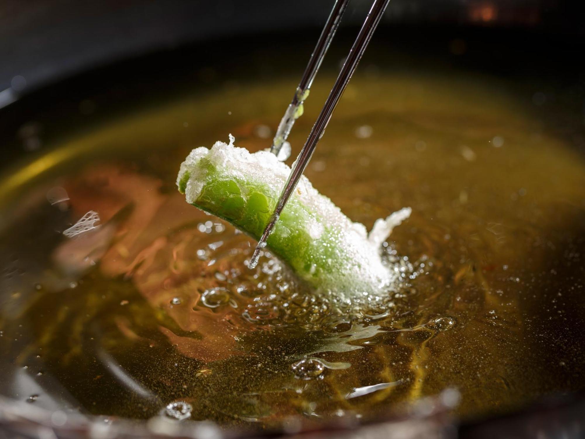 โรงแรมเดอะ เซเลสไทน์ เกียวโต กีอง ภายนอก รูปภาพ A spring roll being dipped in hot oil