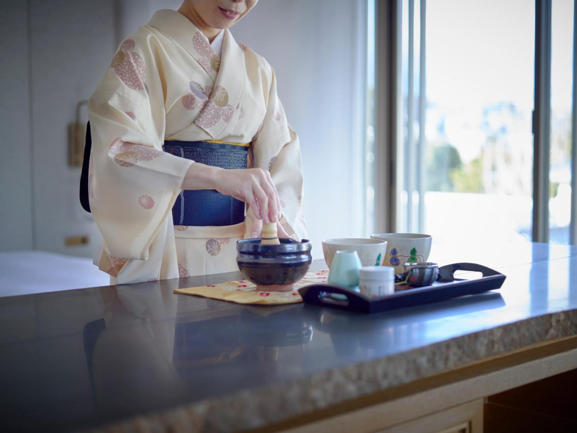 โรงแรมเดอะ เซเลสไทน์ เกียวโต กีอง ภายนอก รูปภาพ A woman in a yukata preparing a Japanese tea ceremony