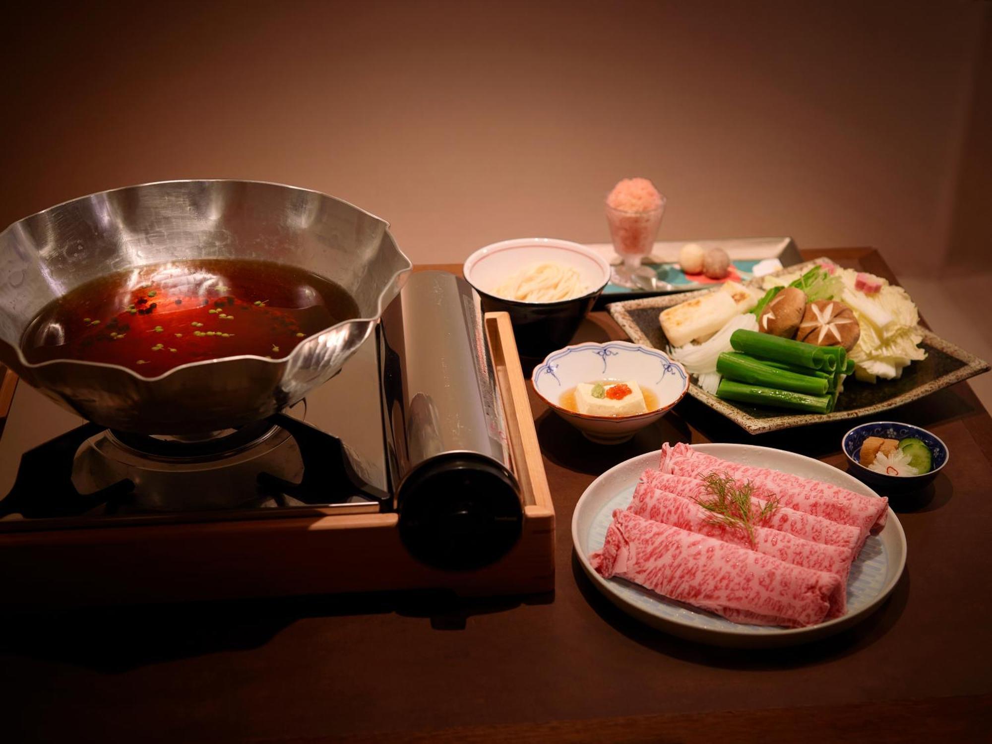 โรงแรมเดอะ เซเลสไทน์ เกียวโต กีอง ภายนอก รูปภาพ A set of dishes prepared for a hot pot