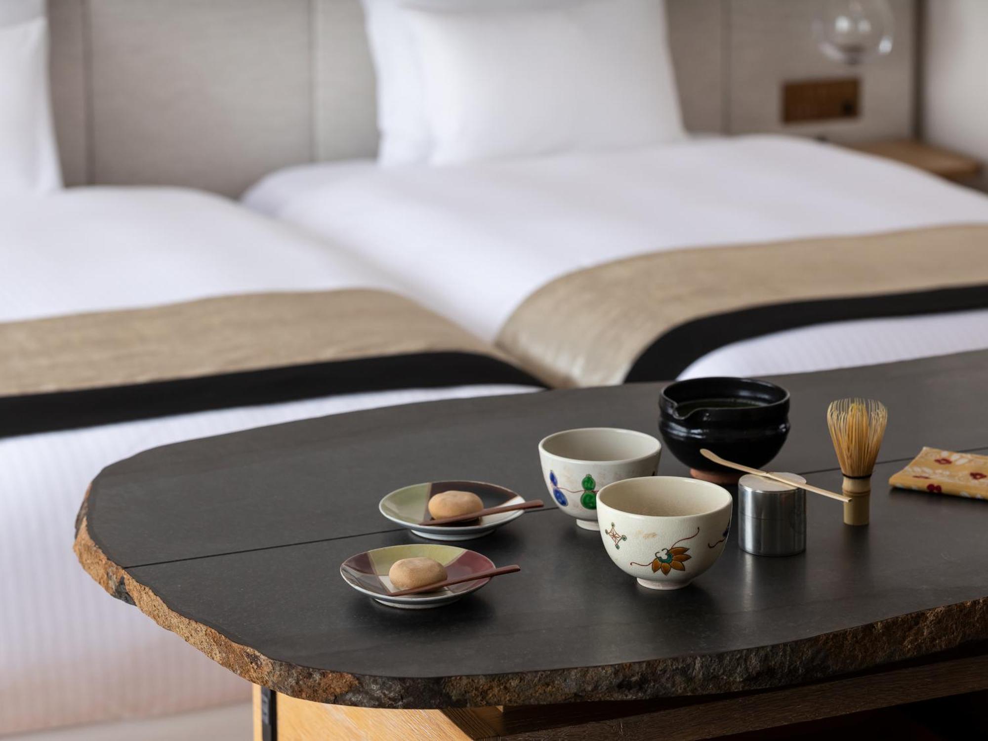 โรงแรมเดอะ เซเลสไทน์ เกียวโต กีอง ภายนอก รูปภาพ A tea set