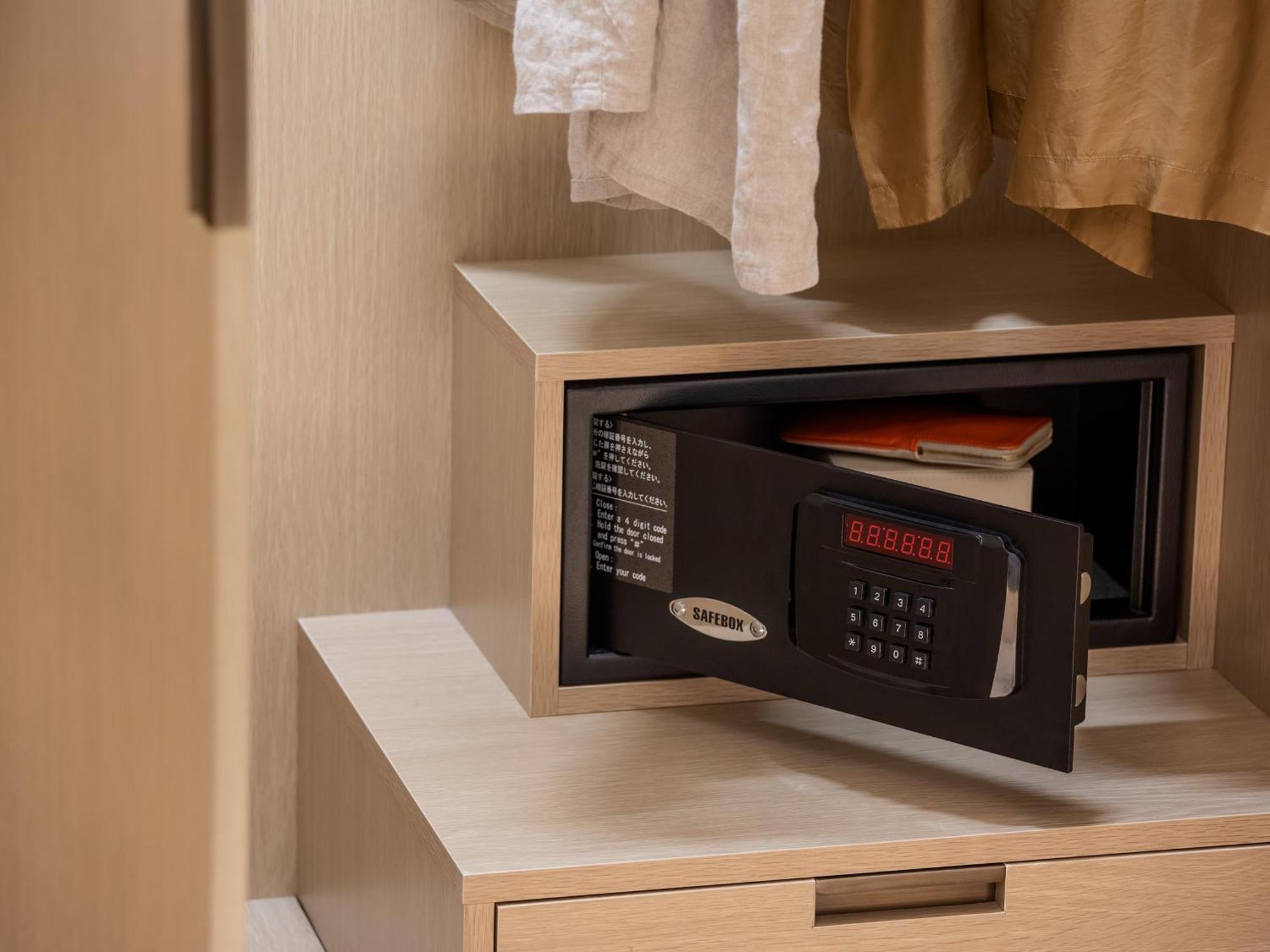 โรงแรมเดอะ เซเลสไทน์ เกียวโต กีอง ภายนอก รูปภาพ A safe in a hotel room