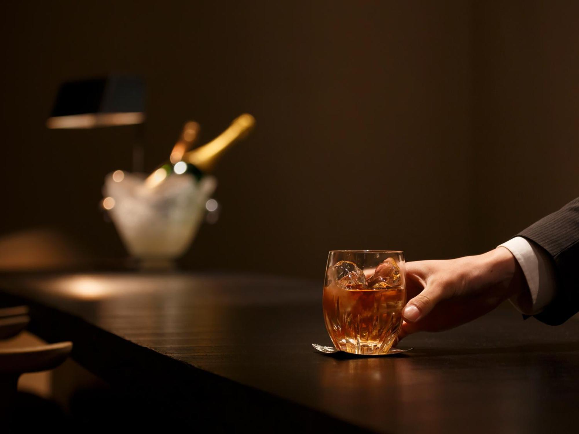 โรงแรมเดอะ เซเลสไทน์ เกียวโต กีอง ภายนอก รูปภาพ A bartender serving a drink